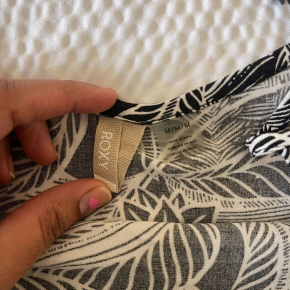 Roxy Women's Black White Tropical Print Blouse Crochet Lace Tank Top Size M - Picture 7 of 7